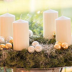 Ein neuer Adventskranz mit vier Kerzen, die noch nicht angezündet wurden.